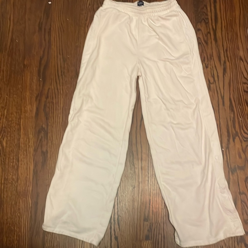 White flare pants from gap⭐️🎀🦄